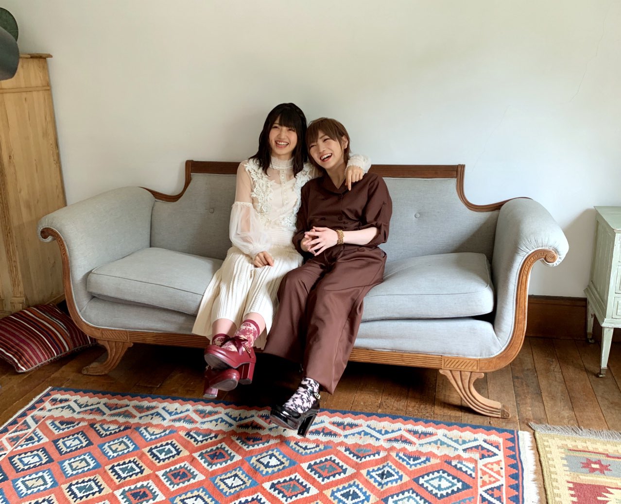 岡田 奈々 撮影時の３コマ ゆうちゃんが わたしの肩を抱いた瞬間になぜか 現場で笑いが起きました 笑 やっぱりわたしが 肩を抱くほうが いいのですね Big One Girls 本日発売 チェック御願いします T Co Xlzhdzb2sq Twitter
