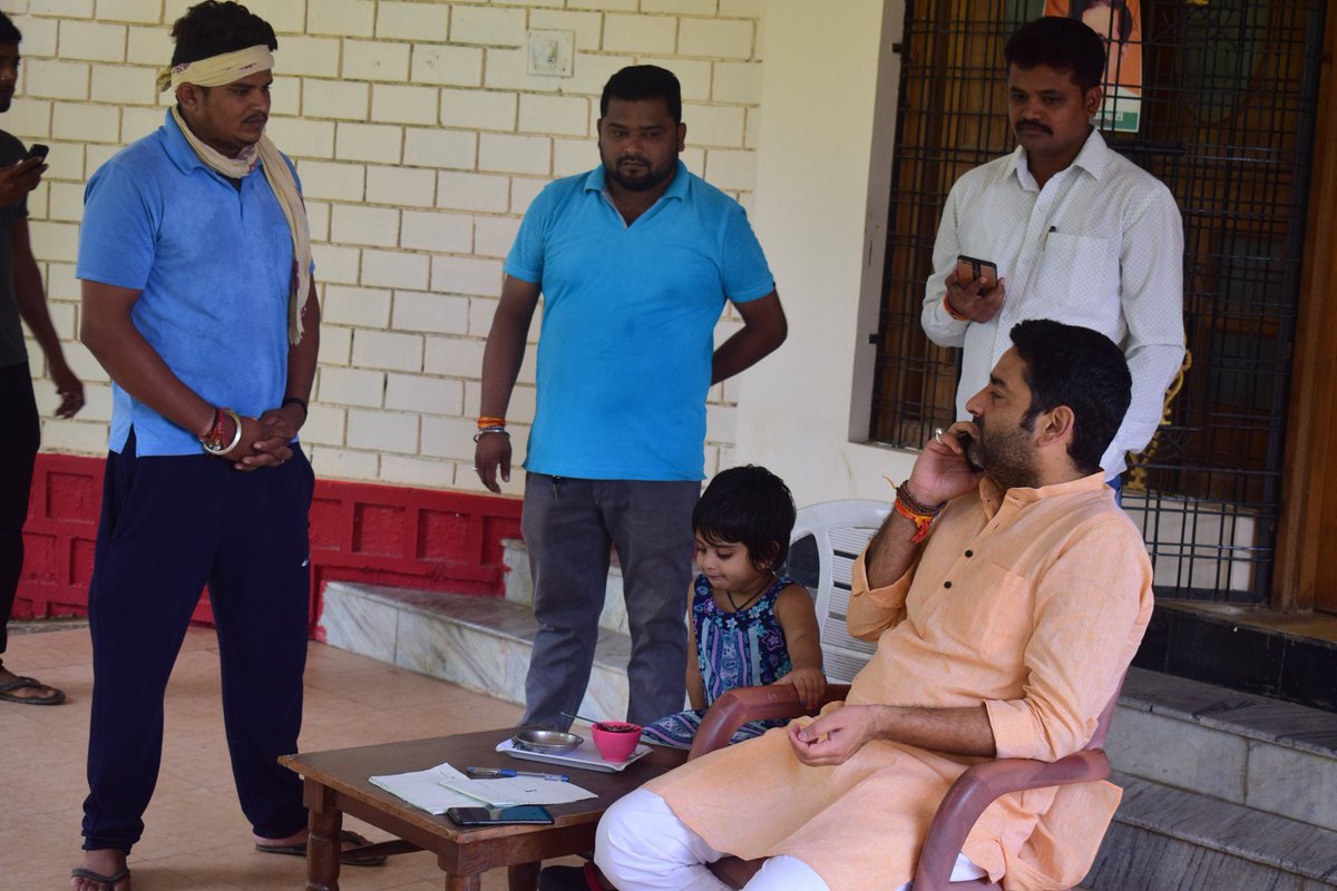 vikrambjpmp's tweet photo. रामपुर बाघेलान विधानसभा के विधायक कार्यालय में बैठकर जनता जनार्दन की समस्याओं को सुनकर निराकरण हेतु संबंधित अधिकारियों को निर्देशित किया !! #vikramsingh_vickybhaiya #mla #rampur_baghelan #bjpmp #vikramsena #bjpsatna https://t.co/YcmGw2BwLy