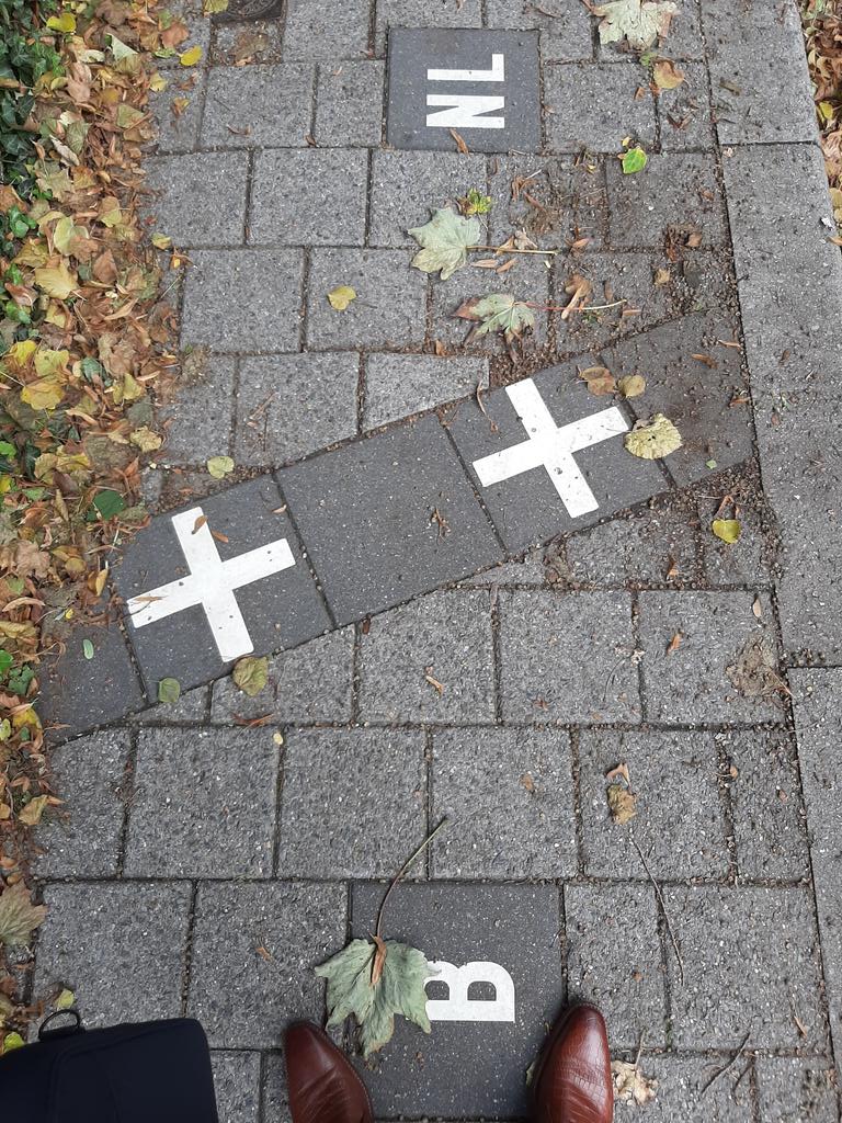 Als één van de vestigingen letterlijk op de grens ligt... <a href="/theek5/">Bibliotheek Theek 5</a> #baarlenassau #baarlehertog