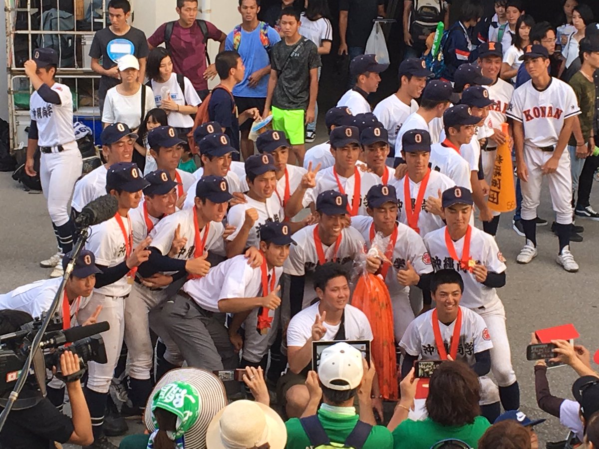 Shangmei24's tweet photo. 今日ふと思ったんです。

私の中で甲子園の習志野戦よりも
県大会決勝の沖尚対興南戦が
胸が熱くなった。

9回裏からは、
涙なしでは見れんかった。

きっと、何年経っても、
「あれはいい試合だったね」って
語り継がれるんじゃないかなって思ってます。 https://t.co/86Ebg3KPz0