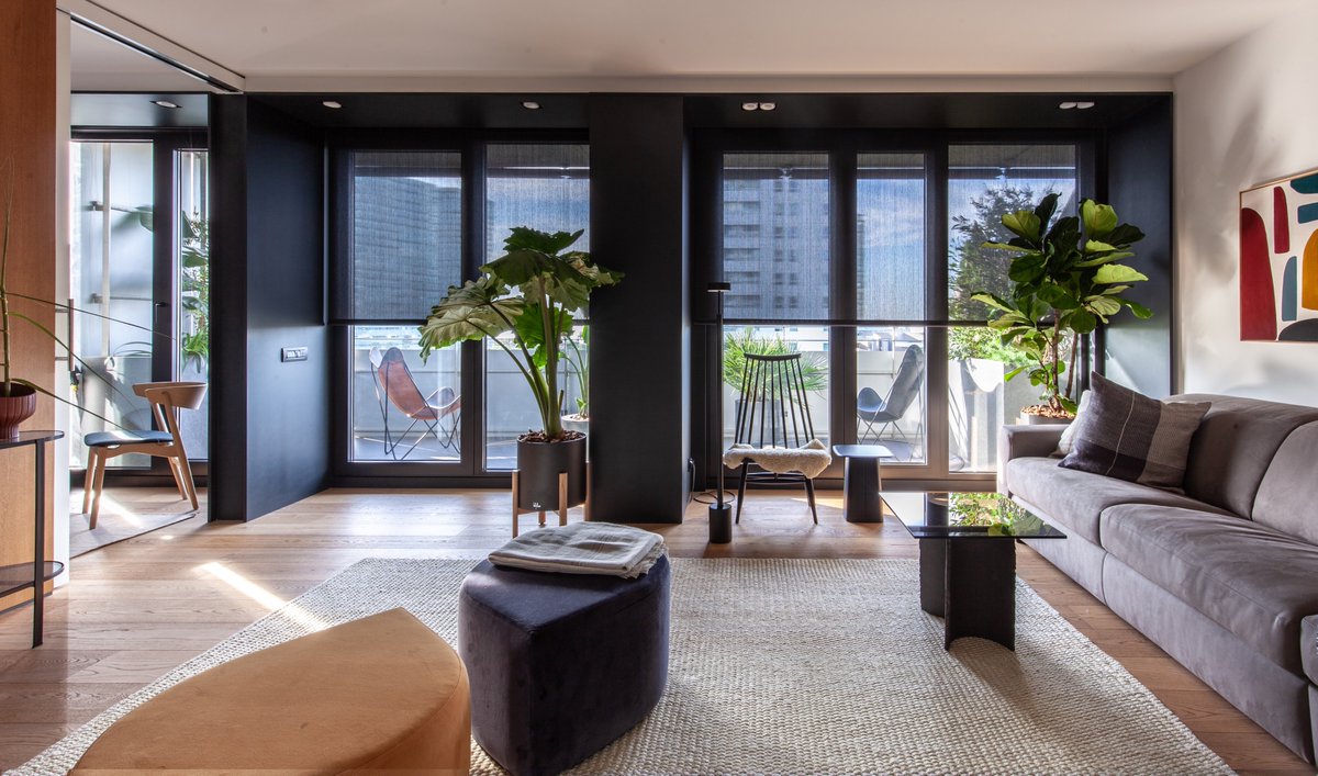 apartmentlovin's tweet photo. @YLABarquitectos Arquitectos remodels Barcelona apartment to maximize main area and light: https://t.co/Vn28GgCeyg https://t.co/LgmtPfS5U1