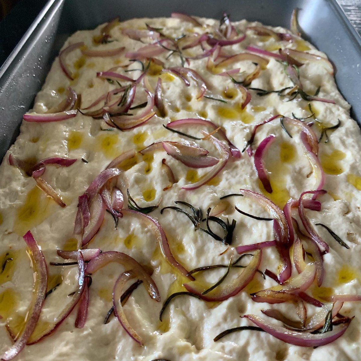 anoosrini's tweet photo. Red onion and rosemary focaccia. Made into paneer masala sandwiches for #kidslunchbox and fresh caprese sandwich as well. .
#AnooCooks #OystersAndLemons https://t.co/XCureZZHvO