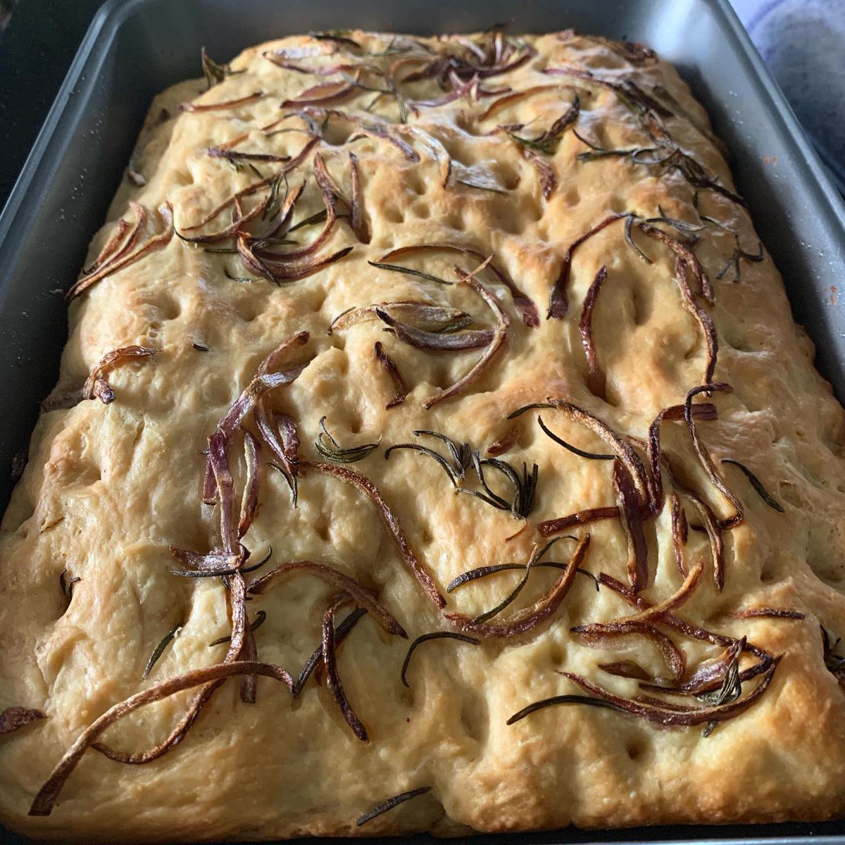 anoosrini's tweet photo. Red onion and rosemary focaccia. Made into paneer masala sandwiches for #kidslunchbox and fresh caprese sandwich as well. .
#AnooCooks #OystersAndLemons https://t.co/XCureZZHvO