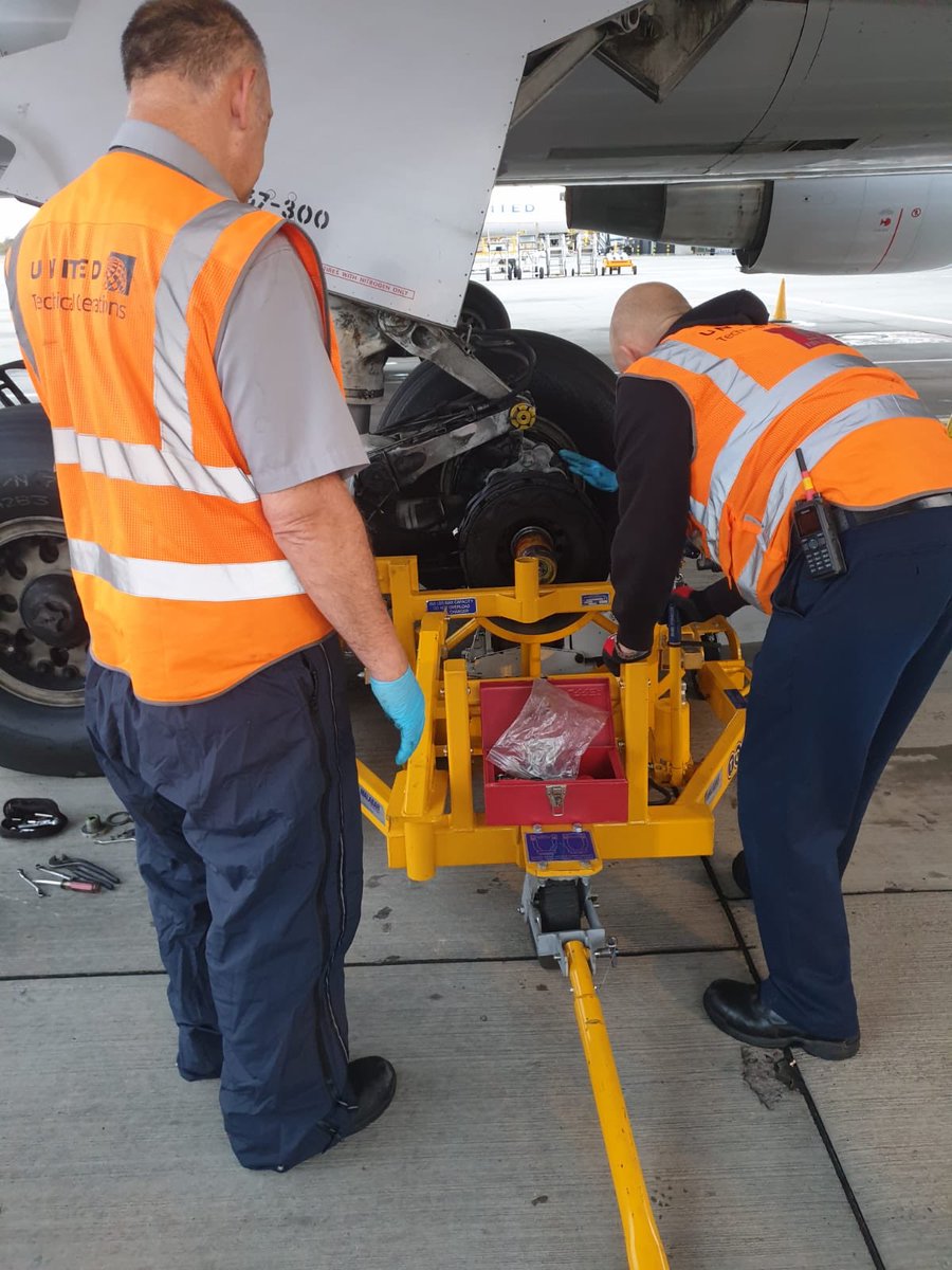 Thank you to Glenn, Alfonzo, Mike, Craig & John who worked hard on a main gear brake change this morning on United’s UA929 to ORD. It was spotted on arrival and fixed in time to make an early departure. 3 minutes early :) @weareunited