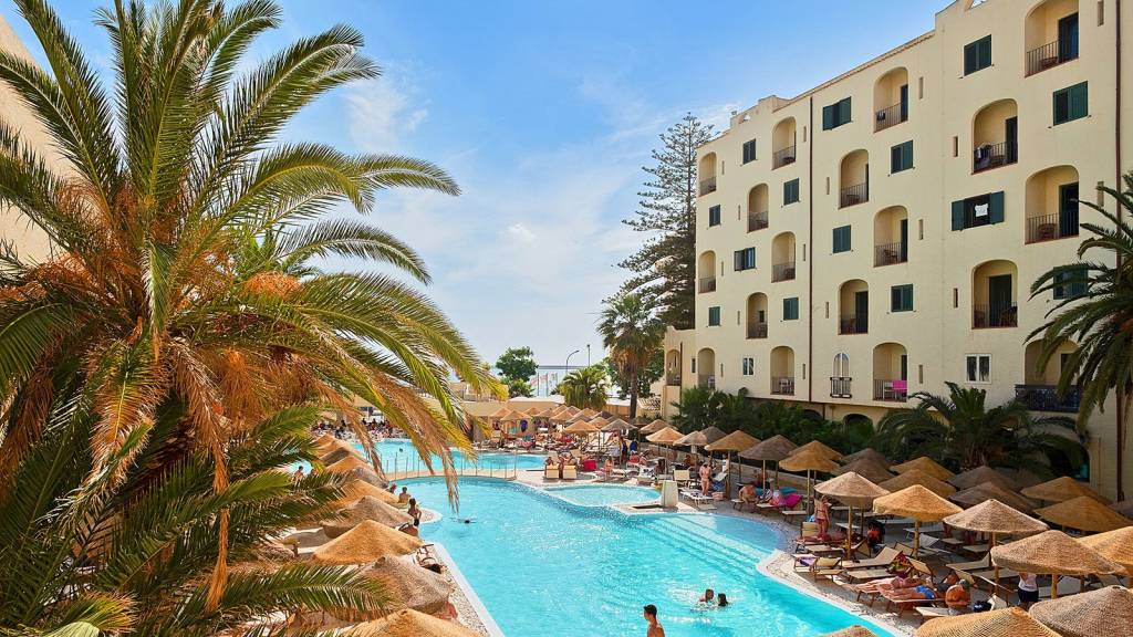 tradeyourtrip's tweet photo. In dit sfeervolle hotel kun je lekker uitrusten en genieten onder de Italiaanse zon. Na een zonovergoten dag is het heerlijk overnachten in de comfortabele kamers.

Zie je jezelf al helemaal zitten? Kijk dan snel op https://t.co/Wefdc5lGmh https://t.co/e2SRN5qAPq