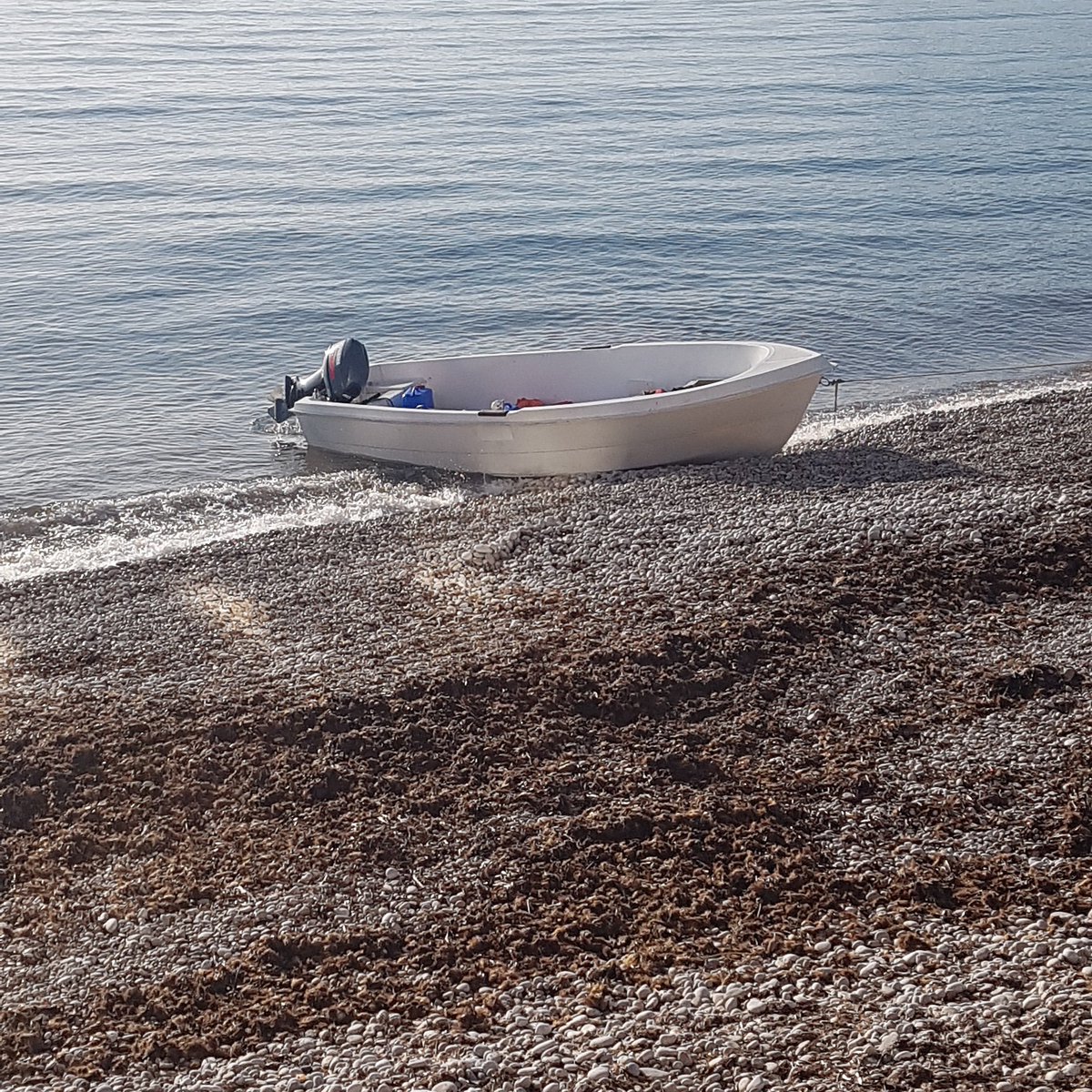 A las 6'55 h de hoy, ha atracado en la playa de Cap-blanch , una patera con 10 personas en su interior,  siendo localizadas 8 de ellas en buen estado de salud, entre la #PLALTEA, ,#PLALFAZDELPI y la #GuardiaCivil.