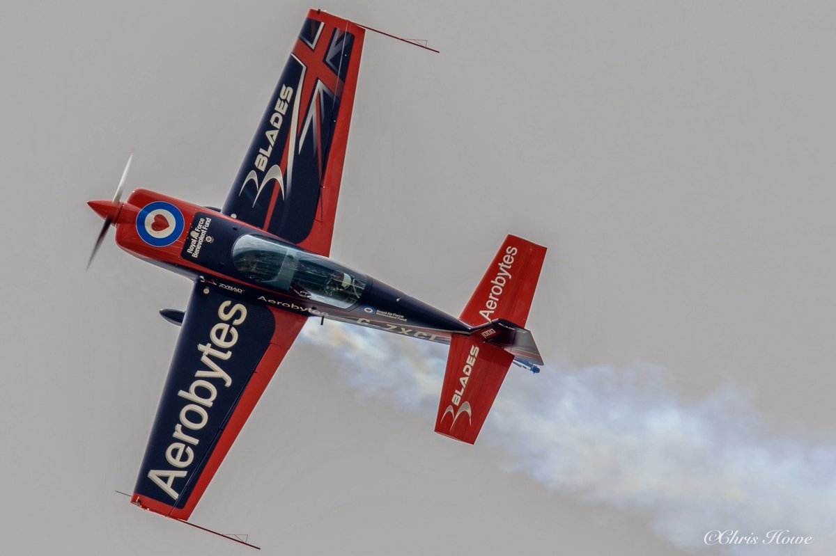 cjh3051's tweet photo. Knife Edge Blade #avgeek #aviation #aviationphotography #aircraft #airshow #airtattoo #theblades #canonaviation #extra300 #flywithlingy #aerobatics #liveforthestory #planespotting #photography #potn #riat #RIAT19 #sigmauk #sigmaphoto #taildragger #teamcanon #aerobytes @pilot_mag https://t.co/MuM25FkYFx