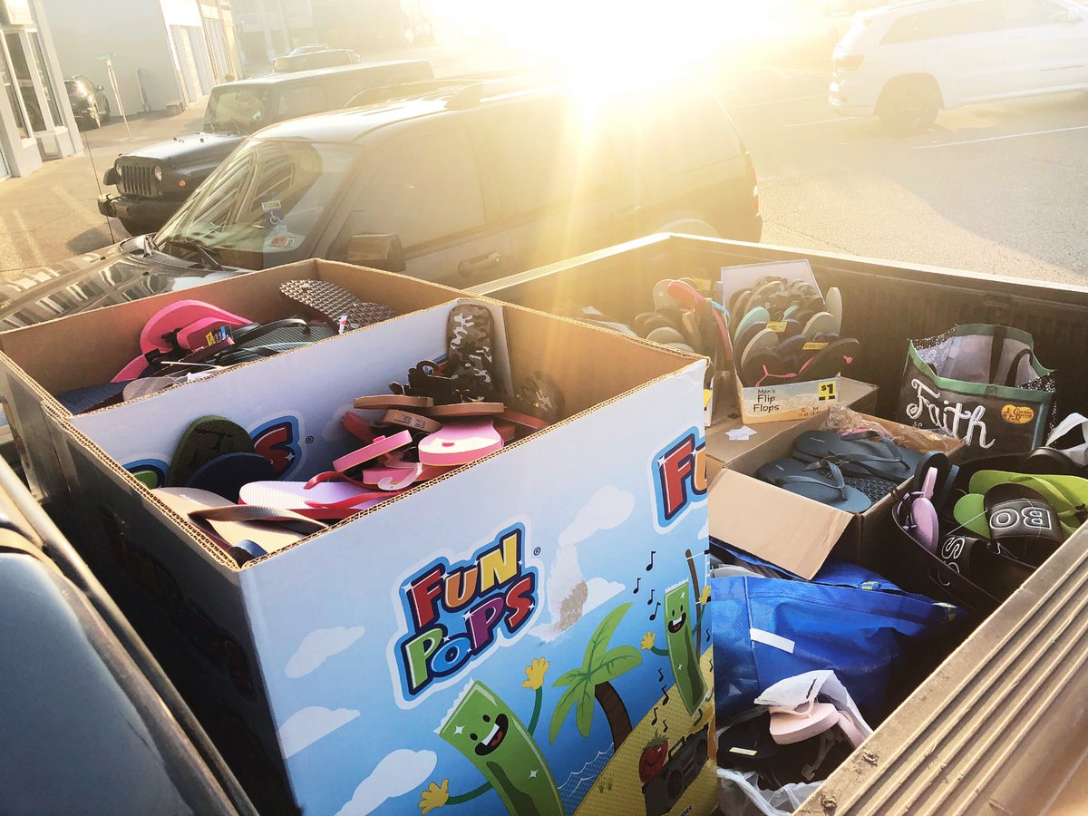 NewHeightsWV's tweet photo. Way to go, New Heights! Y’all filled up a whole truck bed with shower flops for those overcoming addiction at @RecoveryPointWV. #NHloop #recoveryawarenessmonth #wedorecover https://t.co/woeMDZoLiC