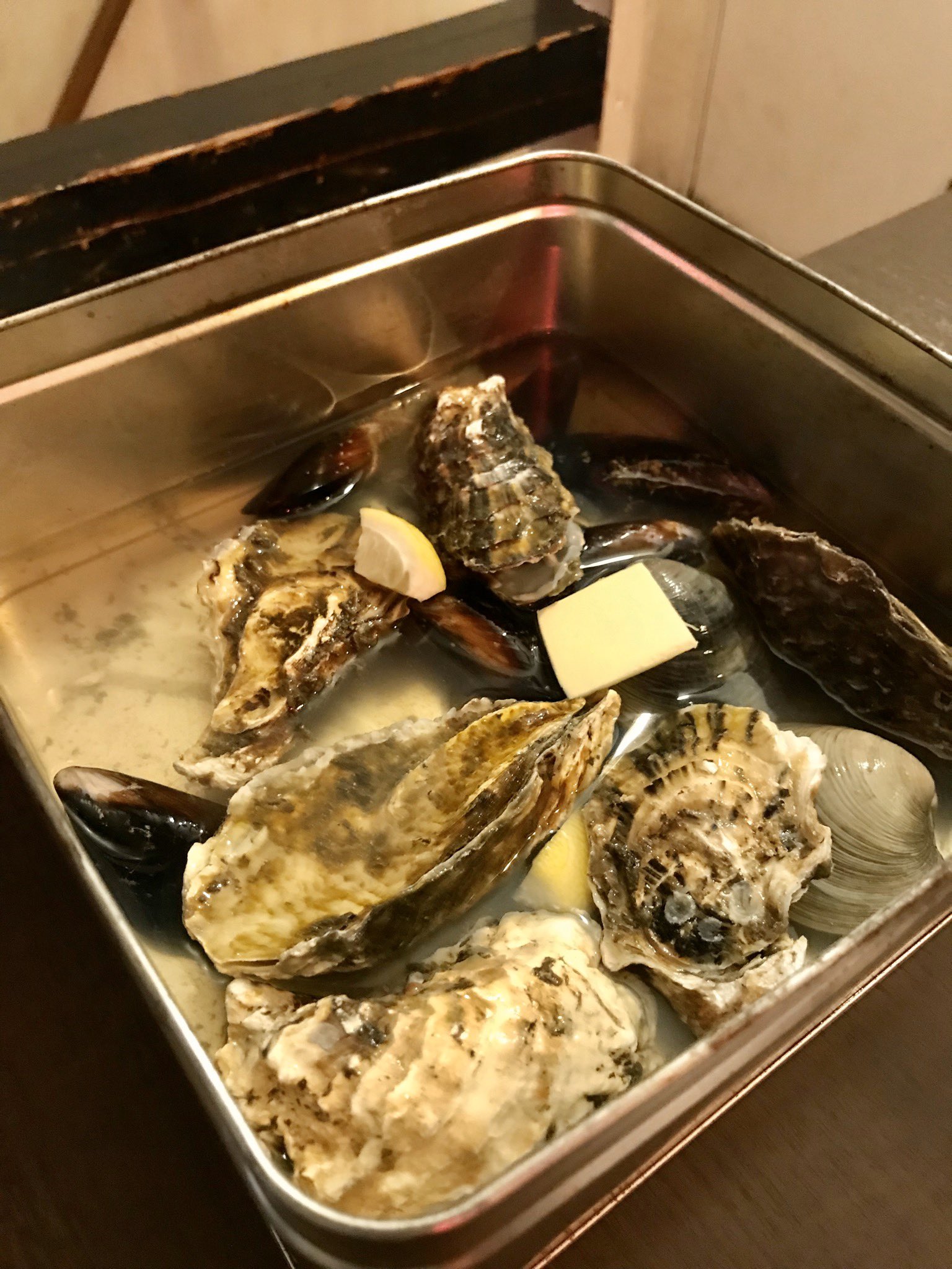 まつじ 池袋の漢方牛とかき小屋で 牡蠣のがんがん焼きを楽しんだ後の残り汁をトマトチーズリゾットにしてもらいました 美味しかったです T Co K0advlyhxl Twitter