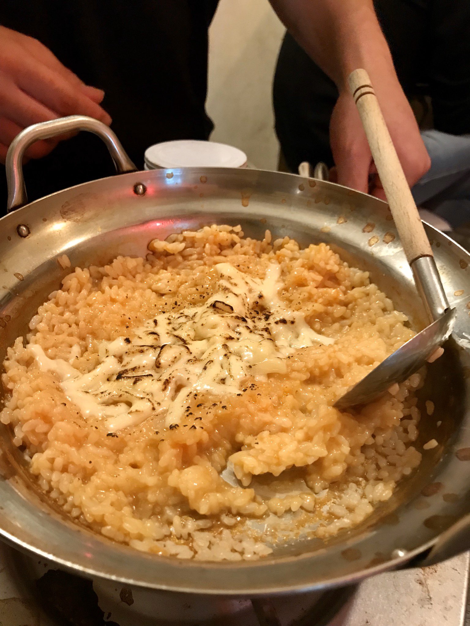 まつじ 池袋の漢方牛とかき小屋で 牡蠣のがんがん焼きを楽しんだ後の残り汁をトマトチーズリゾットにしてもらいました 美味しかったです T Co K0advlyhxl Twitter