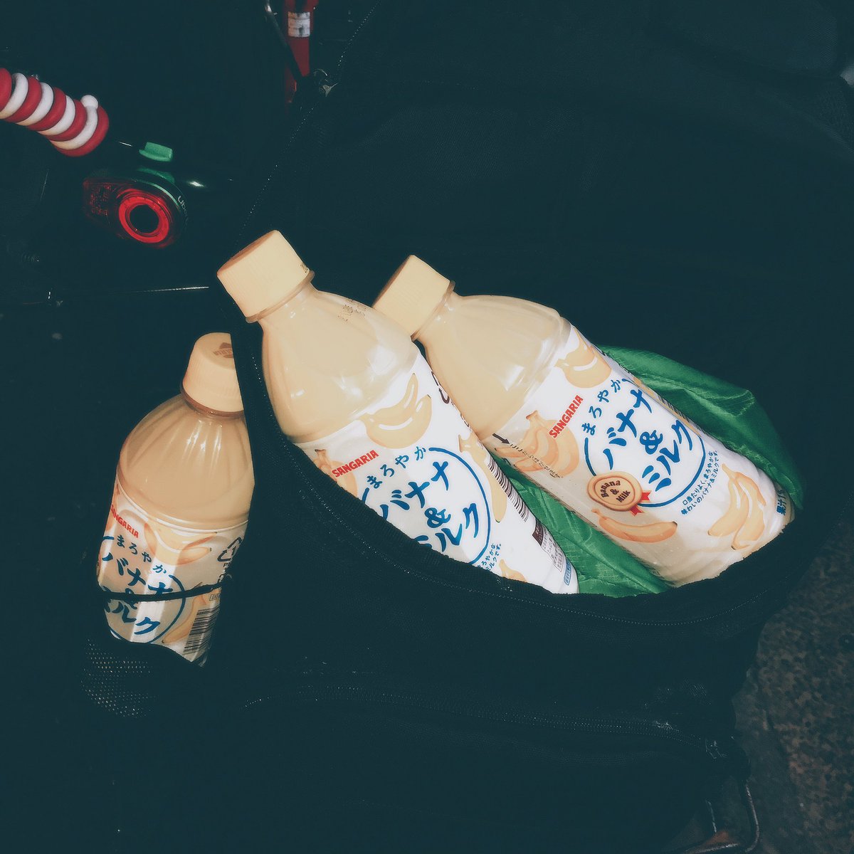 Jin Ue 福岡 東京配達員 サンガリアのバナナミルク自販機でまとめ買いw Jin Ue 福岡 東京配達員 サンガリアのバナナミルク自販機でまとめ買いw