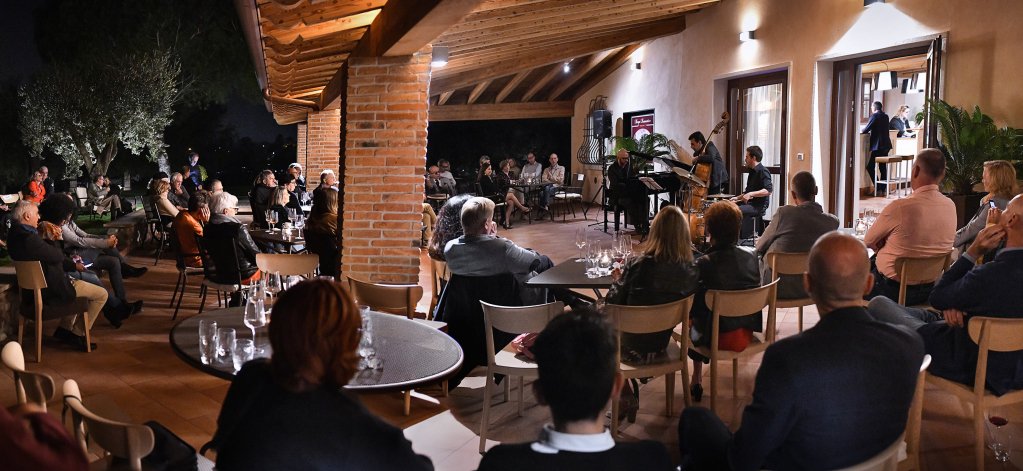 o_livefest's tweet photo. Borgo Romantico sabato sera, tra vini, sapori e grande musica con Fabio Giachino Trio. Grazie a tutti ed arrivederci a Sabato 26 Ottobre, per la serata dedicata al Vino e alla Passione nell'Opera, con 3 grandi Artisti.
#invitoalborgo #borgoromantico
 https://t.co/GRgVztarck https://t.co/WrjDtPNVxo