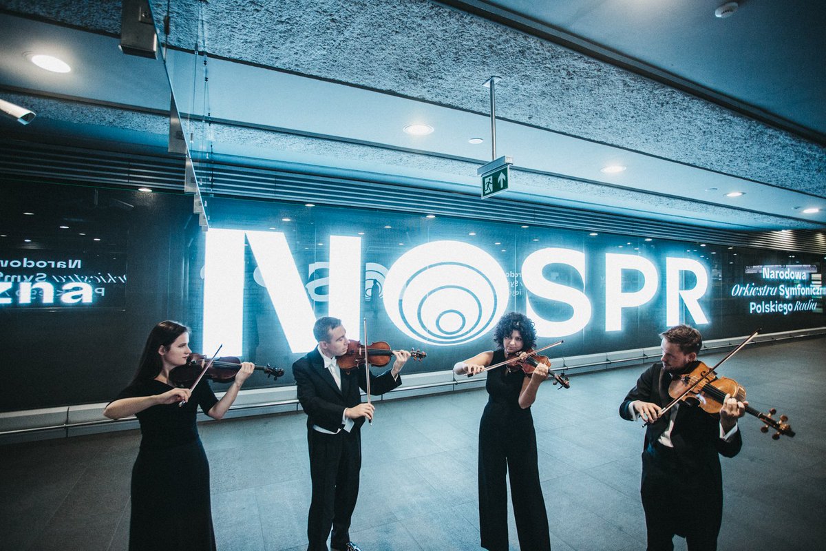 NOSPR_official's tweet photo. Sobotę muzycy #NOSPR spędzili w Warszawie. Tuż przed koncertem finałowym @warsawautumn kilku z nich pojawiło się z instrumentami w dość nietypowym miejscu... Więcej już wkrótce! #gramynapoważnie #metrowarszawskie #nosprkatowice https://t.co/LasOX4Jo3P