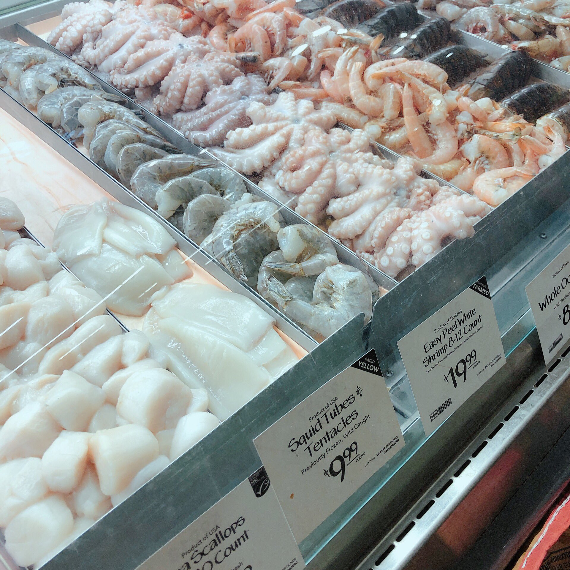 たくみん 遊部の釣部 ハワイでは 釣具屋にも釣り餌はなく スーパーでエビや魚やイカなんかを買います カイルアのホールフーズマーケットがエサの調達に最高でした アク カツオ のポキが アタリバンバンでて楽しい T Co P04z2iagn6 Twitter