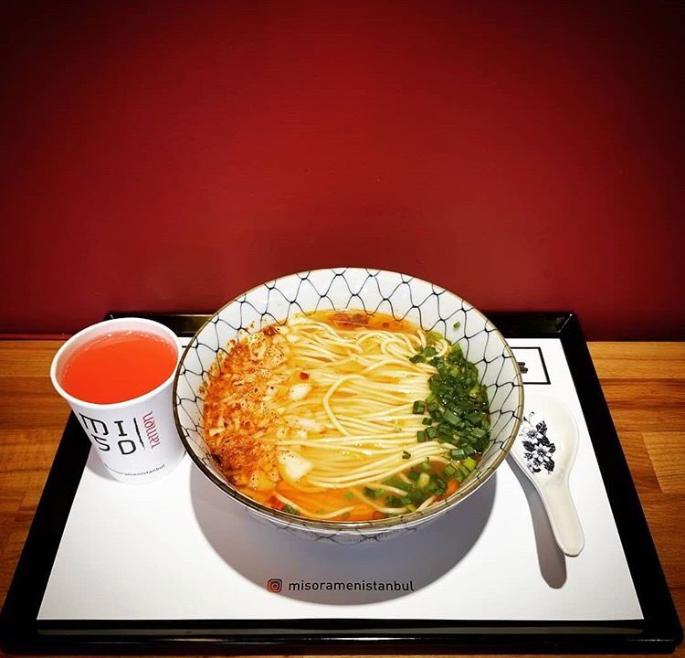 misoramenistan1's tweet photo. Bu tweeti Retweet’leyen ve hesabımızı takip edenler arasından 3 kişi Miso Ramen İstanbul’da 🍜Ücretsiz Ramen🍜 kazanacaktır. 

Şimdiden afiyet olsun 😋

Çekilişin kazananları Çarşamba 02.10 açıklanacaktır. 🎰 https://t.co/LGGpMBoL6u