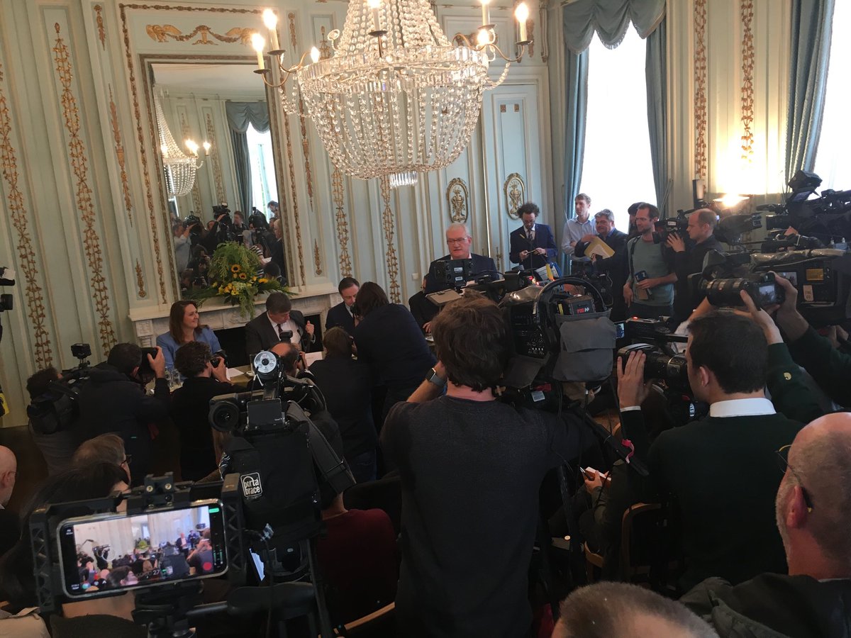 Zeer veel volk op persconferentie #vlareg