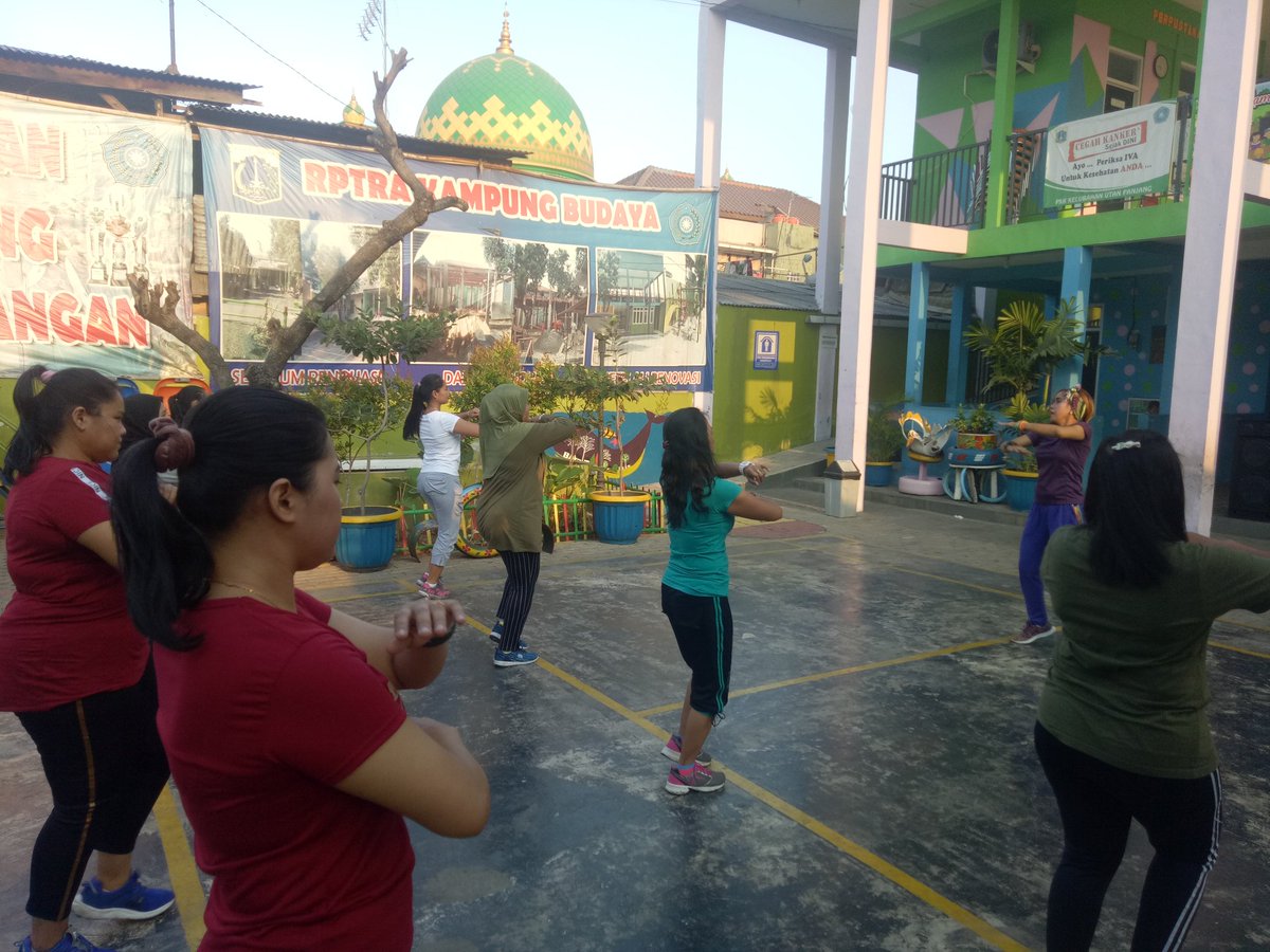 Senam Zuka yang di ikuti oleh ibu ibu sekitar RPTRA Kampung Budaya....  Zumba Kampung Budaya <a href="/Ermasuryani63/">Erma Suryani</a> <a href="/kusumawati_tuty/">Tuty Kusumawati</a> @sudinppappjp <a href="/Sudinpora_JP/">Sudin Pemuda dan Olahraga Kota Adm. Jakarta Pusat</a> <a href="/dppappdki/">Dinas PPAPP Provinsi DKI Jakarta</a> <a href="/aniesbaswedan/">Anies Rasyid Baswedan</a>