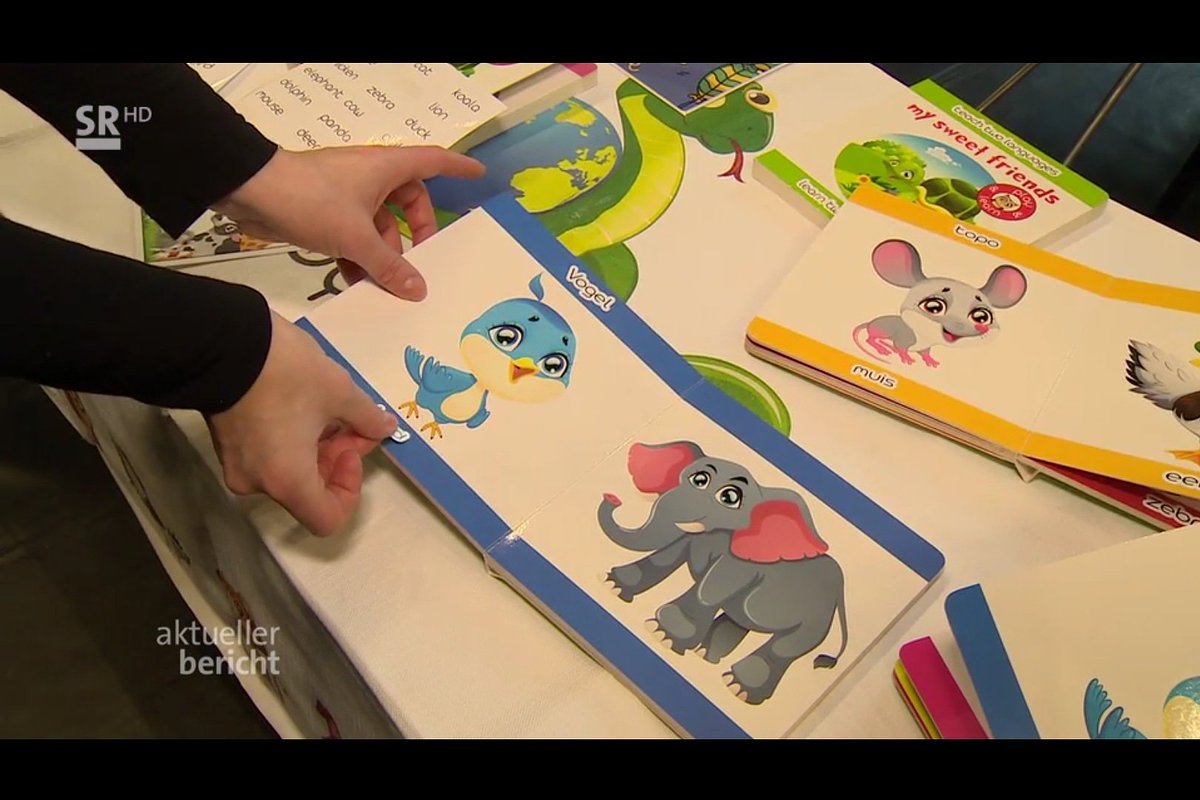 BabyLingual's tweet photo. 📽️📺🐍our multilingual sticker concept explained in this short TV coverage
⏩ scroll to minute 25:
https://t.co/j48y44c8w8
🎤audio is in German, but no need for a bilingual explanation to understand it, right 😉?
#BücherbauenBrücken #bilingualism https://t.co/iW497s8NGx