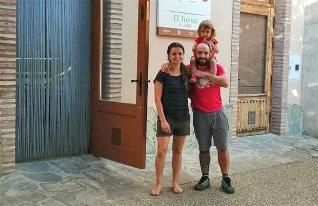 🏘️🚶🏻‍♀️Sergio y Nerea han vuelto con su hija desde Francia al pueblo de El Grado (Huesca), donde regentan el multiservicios rural y el bar: «Si no necesitas centros comerciales y te gusta la calidad de vida, no hay que dudarlo»

bit.ly/2nNkAJy

#PueblosVivos #despoblación🏚️