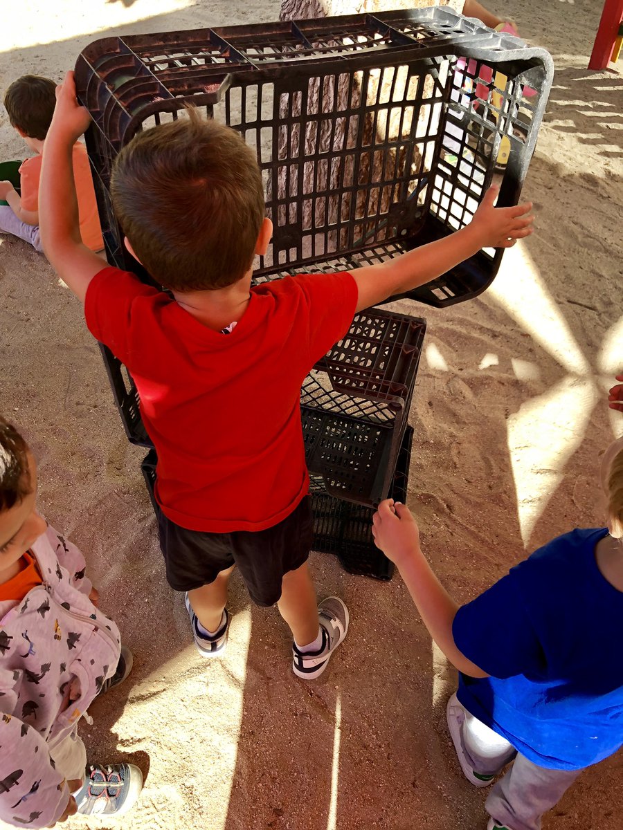 ColegioAmoros's tweet photo. El juego con cajas, material no estructurado al que cada niño según su juego, su interés, su necesidad y su imaginación pone un significado y uso diferente #materialnoestructurado #juegoconcajas #juegolibre #juegoenexterior #escuelainfantilAmorós https://t.co/7mHSYctBcX