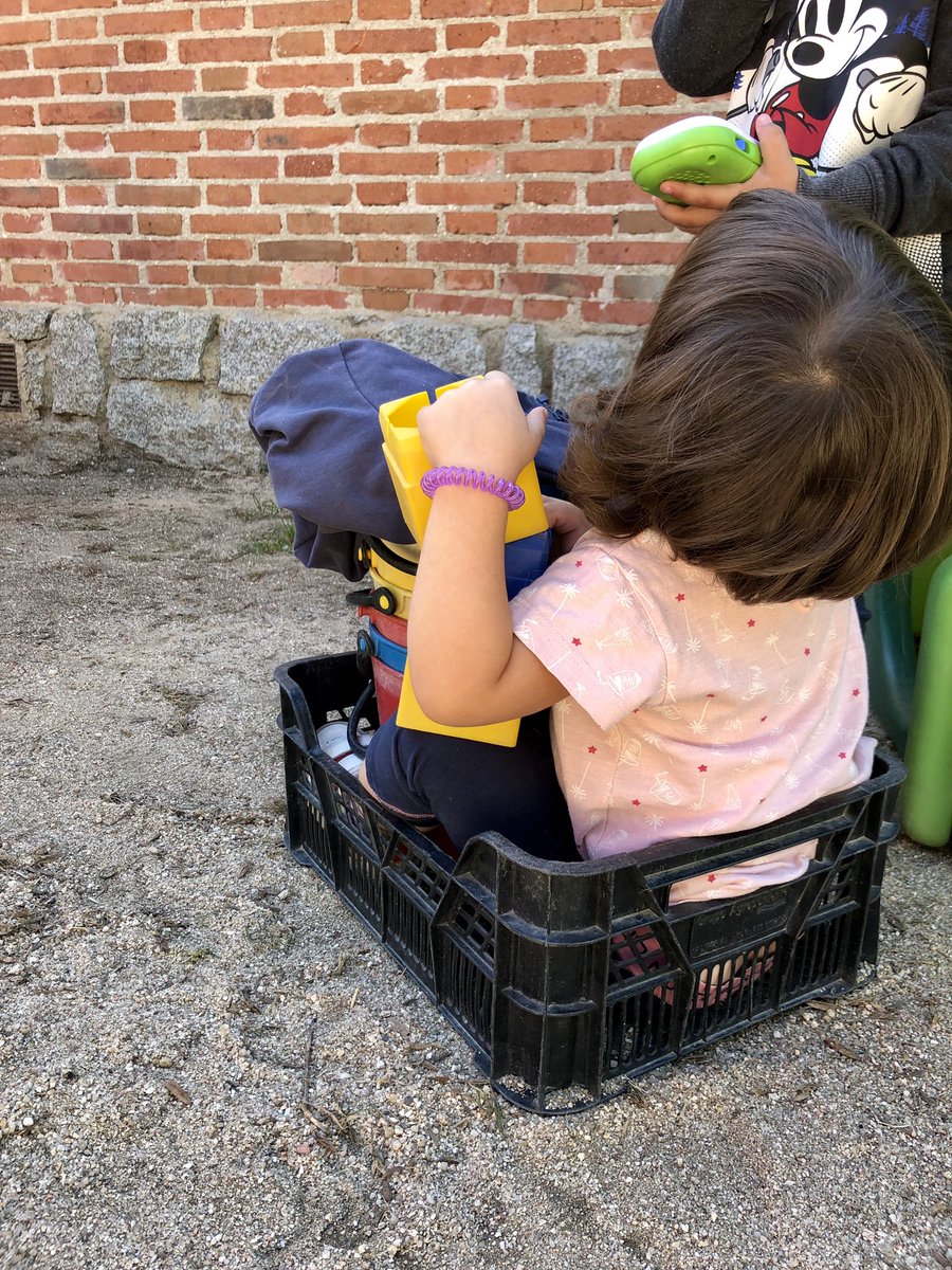 ColegioAmoros's tweet photo. El juego con cajas, material no estructurado al que cada niño según su juego, su interés, su necesidad y su imaginación pone un significado y uso diferente #materialnoestructurado #juegoconcajas #juegolibre #juegoenexterior #escuelainfantilAmorós https://t.co/7mHSYctBcX