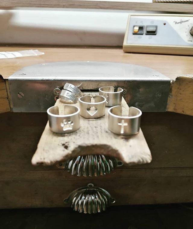 surdeplata's tweet photo. 💎 Empezamos los Lunes con energía ☀️🍁☀️. .

#mundoaniuk #aniukteenamoraelalma #plata #complementos #platadeley #anillos #sortijas #joyeria #grabados #lunes #buenosdias #tendencias #energiapositiva #trabajo #moda #fashion #style #pulseras #selleva #me… https://t.co/zbfXW5otlf https://t.co/YUviu9AZi6