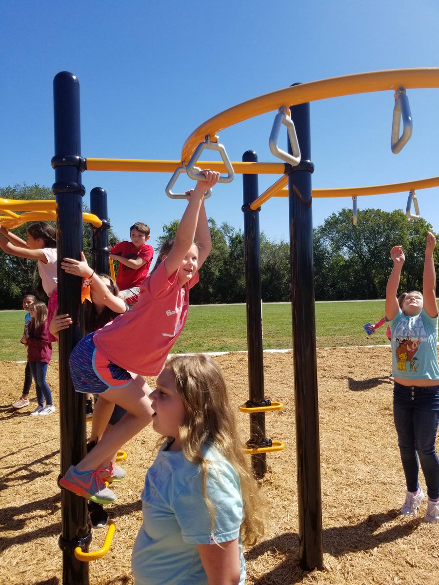 SedaliaMiddle's tweet photo. Students have been enjoying playing on SMS's new playground equipment!  @SEDALIASCHOOLS https://t.co/Ww8Z7X0P8F