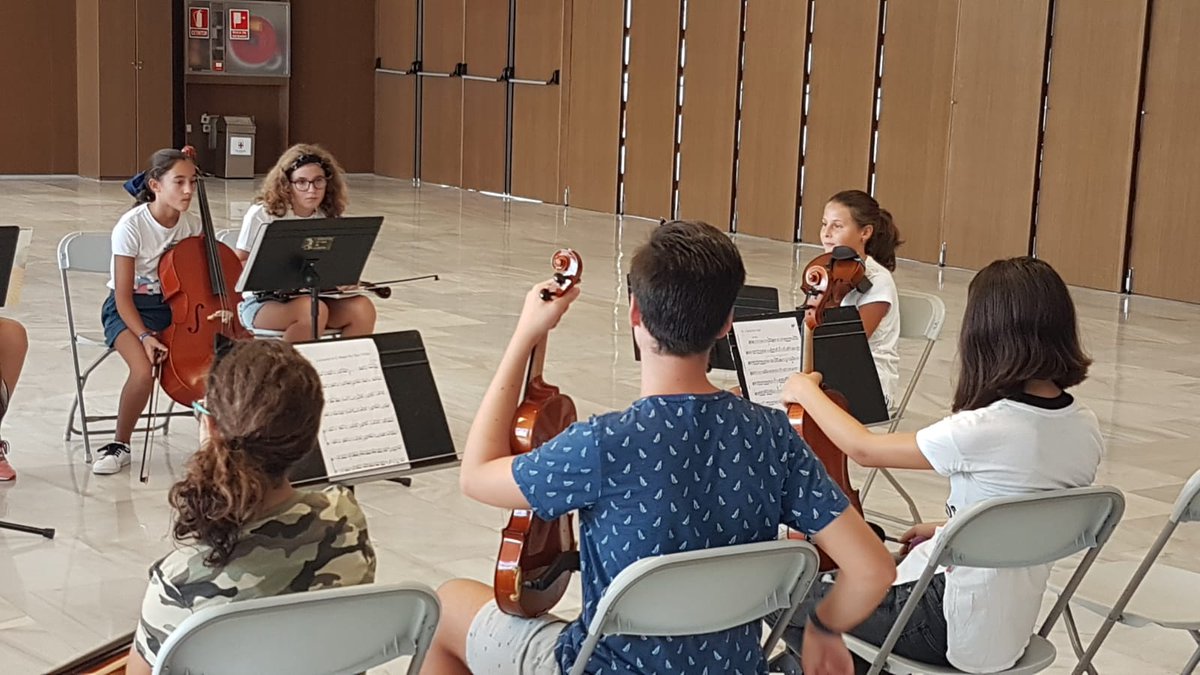 OcalAlmeria's tweet photo. ¡El Palacio de Congresos de El Toyo se transforma con las audiciones de la OIAL! 😍
Cuánto talento tienen estos niños...🎶Llegan grandes artistas a la familia. 😌
¡Muchísimas gracias a todos los que habéis participado en las sesiones de la #OIAL y de la #OJAL! 🎻 https://t.co/Ka2kWhRvao