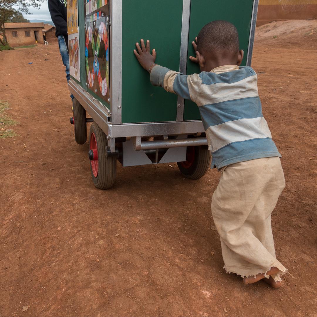 #photooftheweek 🇹🇿 • In Belgium, our volunteers are already preparing a new edition of our annual <a href="/DuwMee/">DuwMee</a> walk. In Karatu, Tanzania the kids are joining us by pushing the mobile school to the streets multiple times per week! 💪