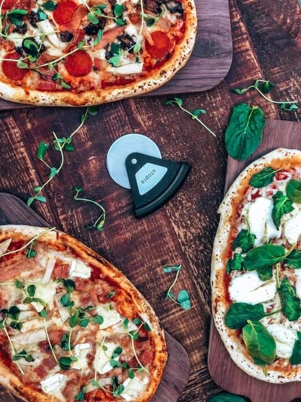 Out for lunch today?

Let us greet ya with a pizza. Get a whole Margherita for £5 or pick any from our menu with a drink for £9 🍕🍕🍕

#margheritamonday #hastalapizza