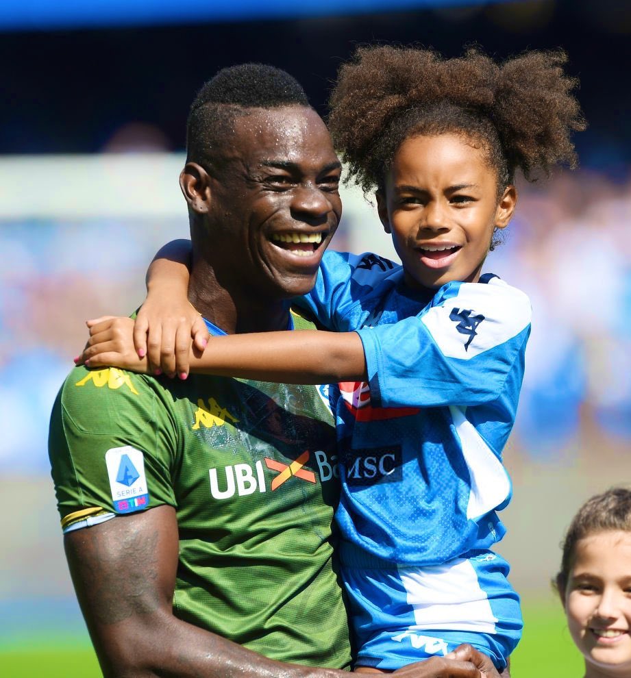 Football is Family ⚽️👨👧💙 Happy Monday to all 🙌🏼#HappyMonday #MondayMood #Balotelli #MB45 #SuperMario #Pia #Famiglia #NapoliBrescia #Brescia #Biancazzurri #ForzaBrescia #SerieA #Calcio