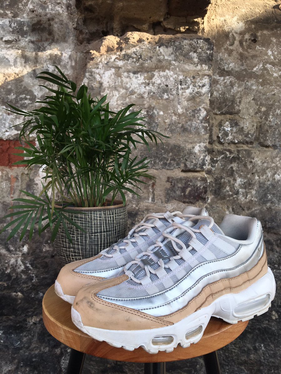 OBshoecontact's tweet photo. 🎈SUMMER TIME FINE 🎈

Taking care of the sneakers that will carry you through the summer.

Pick up &amp; delivery service available upon request, for a minimum of 5 pairs. ☎️ 076 657 8663

#kicks #shoelaundry #kicksforchange #sneakers #sneakercare https://t.co/u5BDxq4720