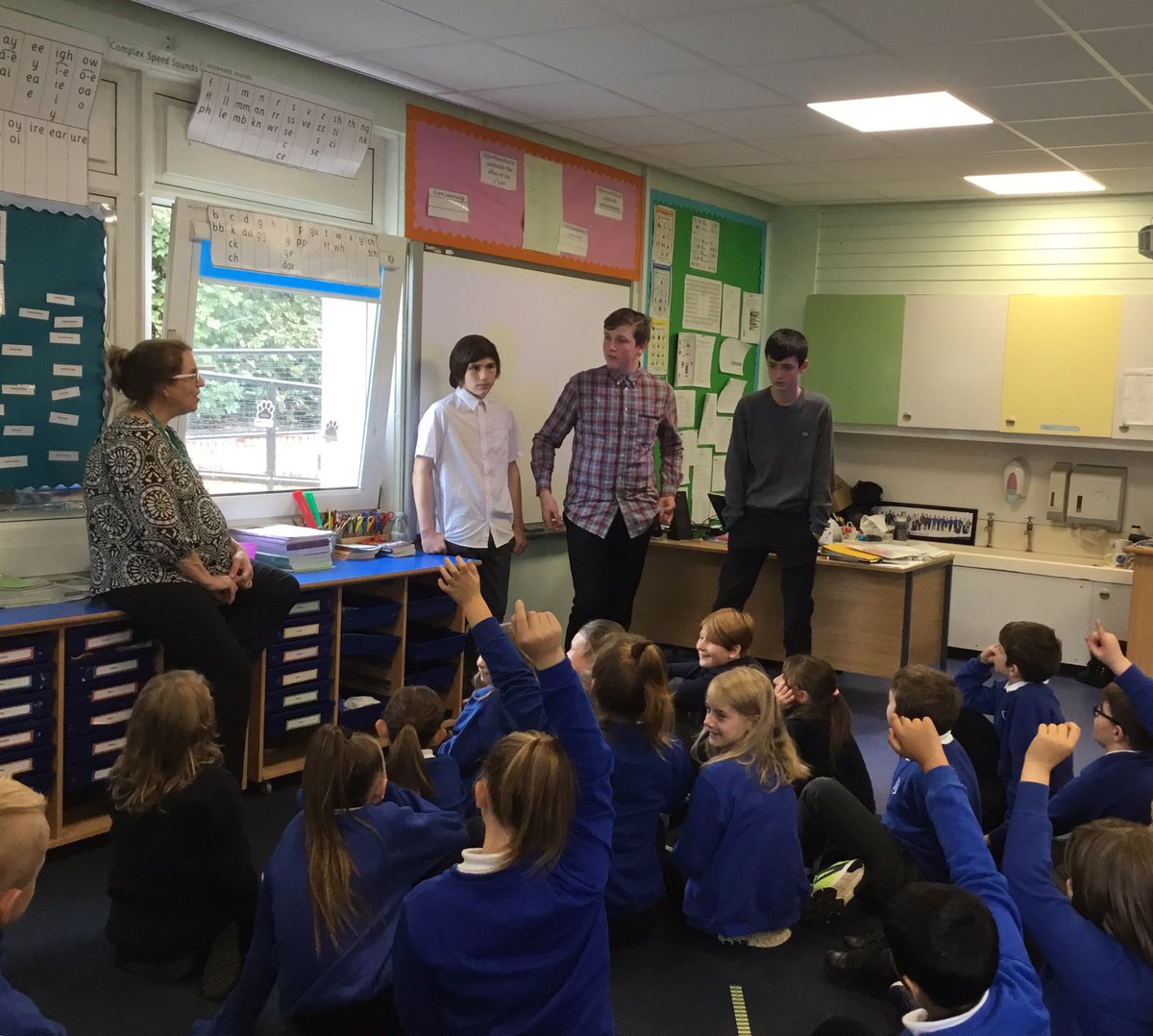 HowdenStAndrews's tweet photo. The S4 pupils here on work experience have been answering our P6 and P7 questions about High School. #highschoolready #superquestions #superanswers #howdenhealthymindsweek https://t.co/CfizuelKRy