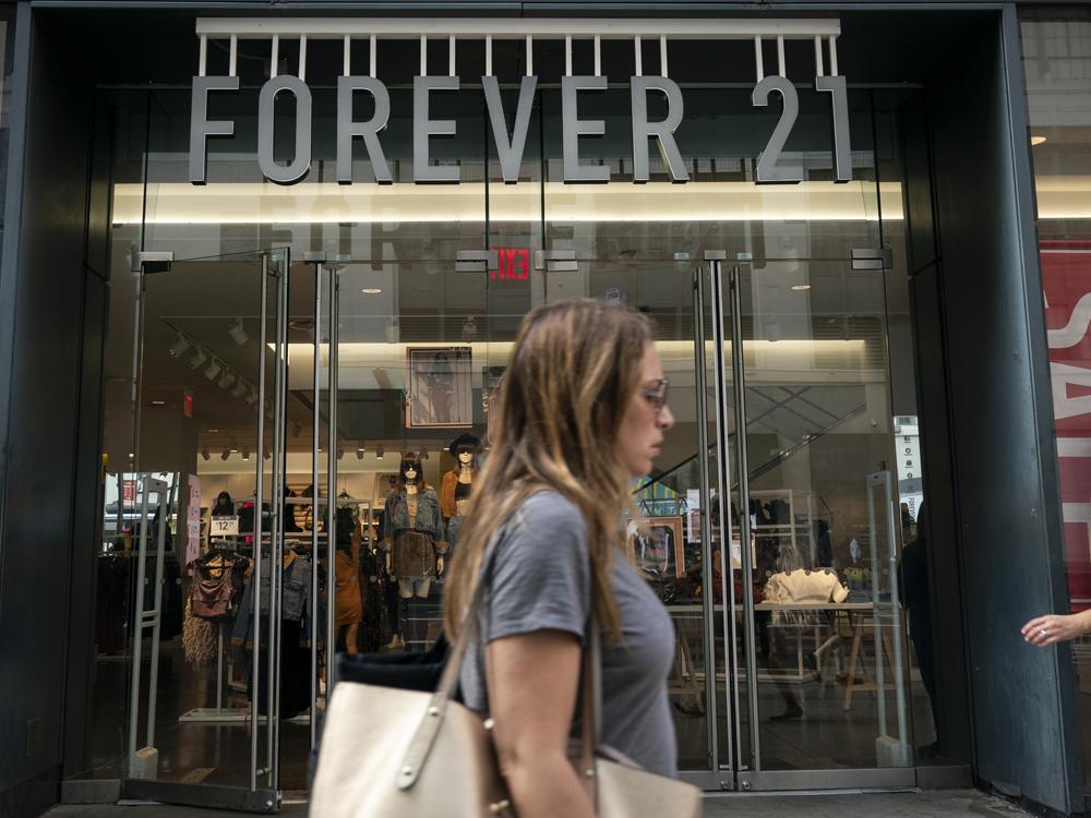 nationalpost's tweet photo. Forever 21 closing its 44 stores in Canada as it joins long list of brick-and-mortar retailers to file for bankruptcy https://t.co/ISULIkuiZ1 https://t.co/sCV1M6IjDG