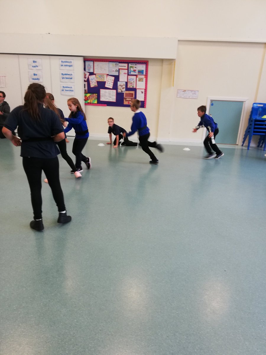 Fantastic progression this morning with our inclusion group; progressing onto TAG rugby games and 'Catch & Pass'. 🔵🏈👌💪 #inclusiverugby #coreskills @WRU_Scarlets @AngelaMiles4