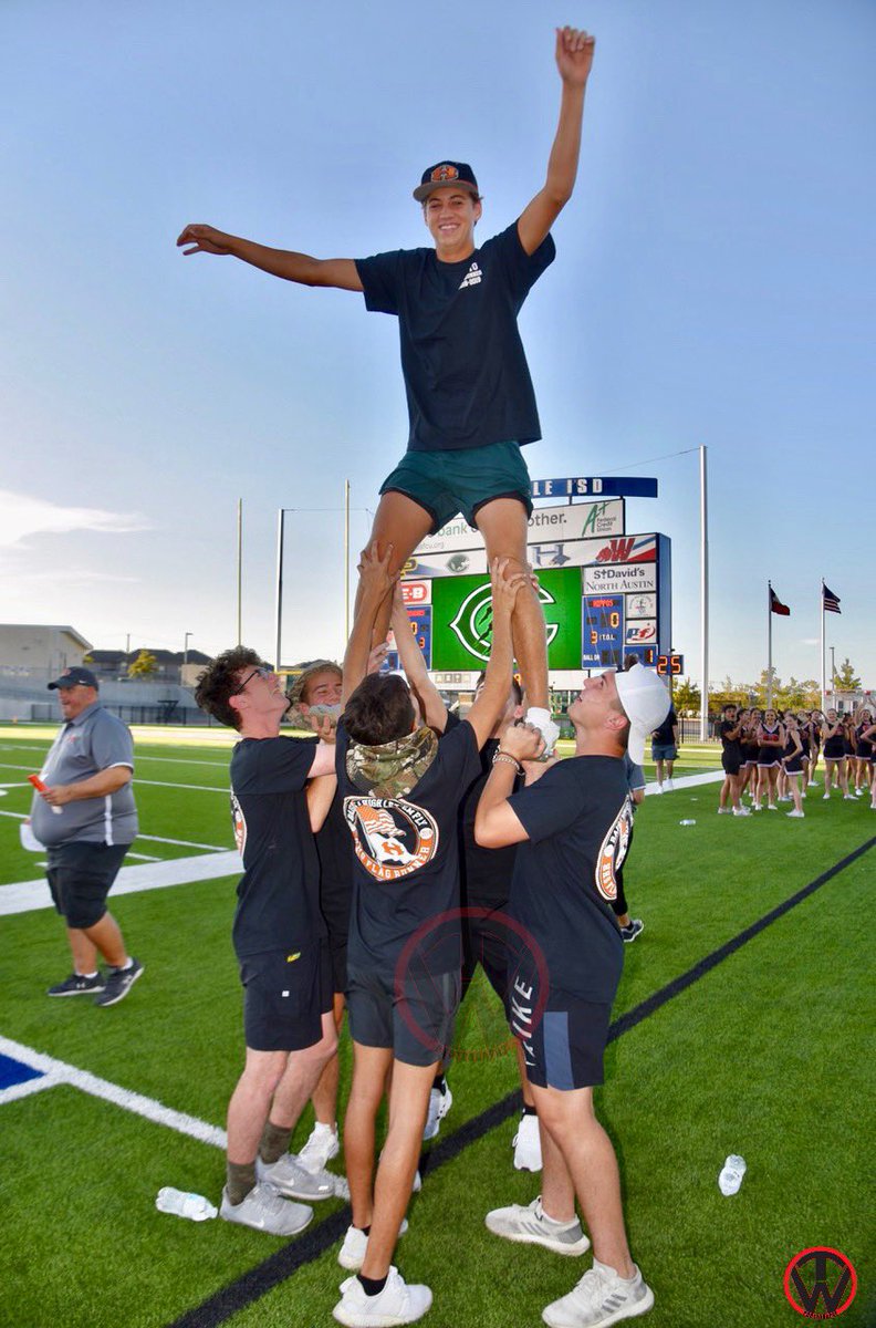 timwalter44's tweet photo. #CheerleaderWannaBs #StickToFlagRunningGuys #LookAtThrRealProsToTheRight #YesTheyreLaughingAtYou #NotWithYou #KiddingKidding @Hutto_spirit @Hutto_Hippos https://t.co/b51h5yhZmS