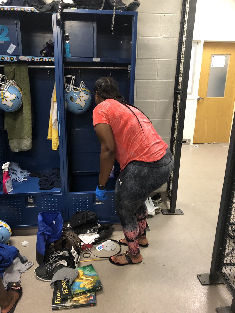 YolandaFaison1's tweet photo. Senior Week at Mays High School. The parents cleaned and decorated the lockers of their players. Shout out to Coach Battle and his team. #1 Andrew Banks.  @APSMaysRaiders https://t.co/0gJUJpoQSb
