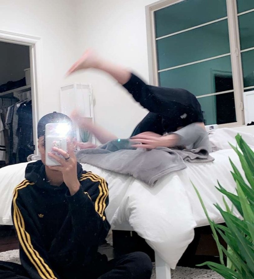 lvrrvy's tweet photo. reply bc pics of larri I need a new pfp 😔✨ https://t.co/OkfswZ3vkI