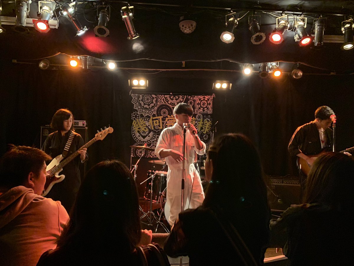 kikagakumoyou_'s tweet photo. バッコリマウンテン
石山高校2年生のオリジナルバンド！
メンバー全員重い音楽が好きで、オリジナルもシャウトが響く重たい音楽を演奏してくれました！
2年生とは思えないほどの技術で、素晴らしい迫力でした！
全員でヘドバンをしたり、手を挙げたりして、幾何学模様トリを盛り上げてくれました✨ https://t.co/bEMBSB2PtT
