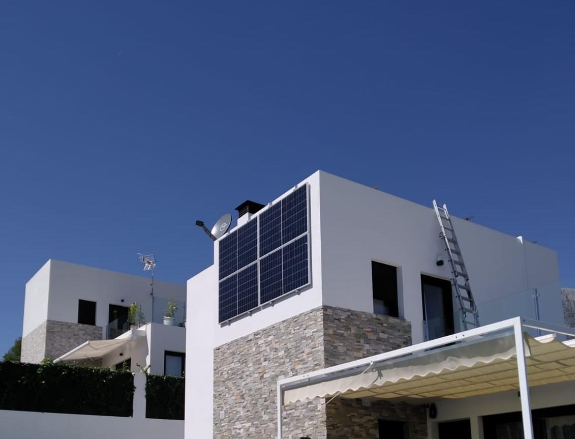 Aunque lo habitual es colocar los #panelessolares en los tejados, la #energía del #sol que reciben las fachadas es muy aprovechable. Y puede ser una solución óptima para evitar limitar el uso de terrazas accesibles, como esta instalación en Polop, comarca de la Mariana Baixa.