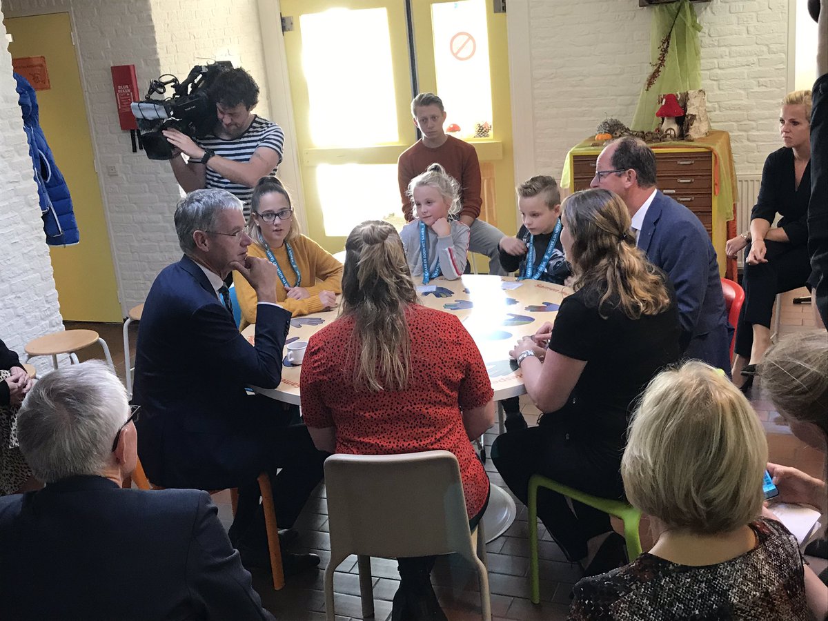 Vanochtend bezocht minister Slob ‘Jong Hoogeveen’. Trots dat we met z’n allen hebben laten zien hoe we in de praktijk vormgeven aan “samen” en “verbinden” om alle kinderen en jongeren gelijke kansen op een succesvolle toekomst te geven. 
#jonghoogeveen #gelijkekansen <a href="/arieslob/">Arie Slob</a>