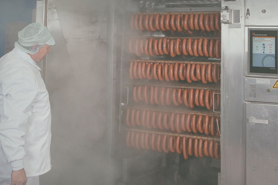 #stopober geldt niet voor onze #worstmakers! Die roken gewoon lekker de lekkerste #ambachtelijke #rookworst op traditionele wijze. Hoe? lees dan op onze website van-gijs.nl/producenten/sl…