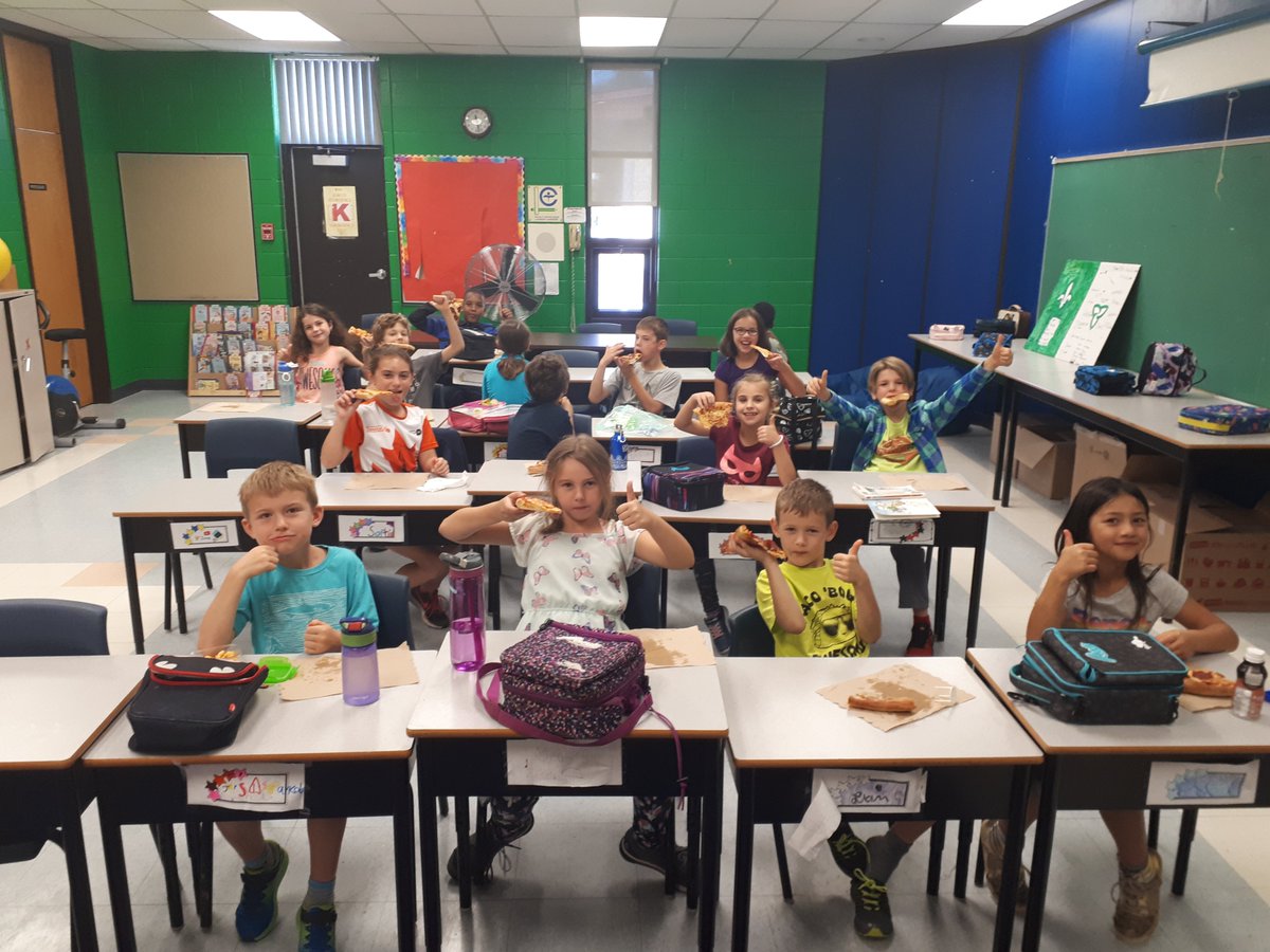 CapitaineRFR's tweet photo. Vendredi, les élèves de M. Bernard ont dégusté un délicieux dîner pizza. Bravo d'avoir gagné le concours des fiches de renseignements personnels! #LaurierCarrière #3eLC https://t.co/6vFO4MFxnF