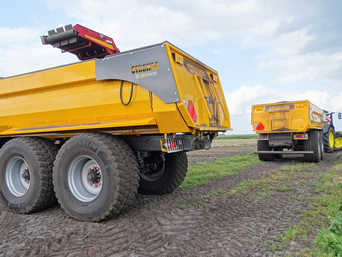 StrongaLtd's tweet photo. Stronga - farming on Dutch fields together with the help of @GroeNoordAgTurf ๐ค
@JohnDeere
#Stronga #GroeNoord #BulkLoada #Trailer #Agriculture #Farming #Harvest #JohnDeere #Tractor https://t.co/By7ENneEpJ