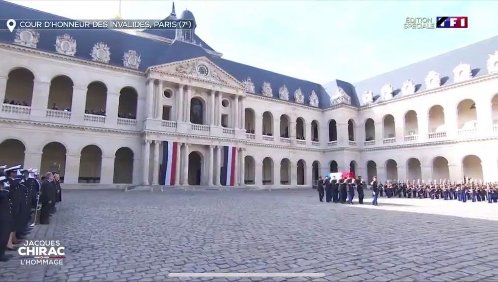 Siege_Anrat's tweet photo. Une délégation de #reservistes de l’Armée de Terre était présente ce matin à l’hommage du président #JacquesChirac lui même ancien officier de réserve et #ORSEM
#deuilnational https://t.co/JpK8DhyelR