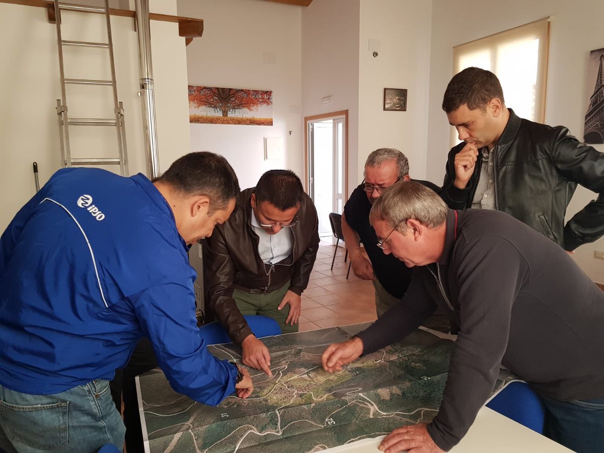 JoseGonVaz's tweet photo. Onte foi outro domingo por Monterrei. Estivemos de novo en Infesta: non quedarán dúbidas sen resolver nin fincas con propietarios sen firmar. #AldeaModelo #recuperación #prevención https://t.co/I98KpSFcfB