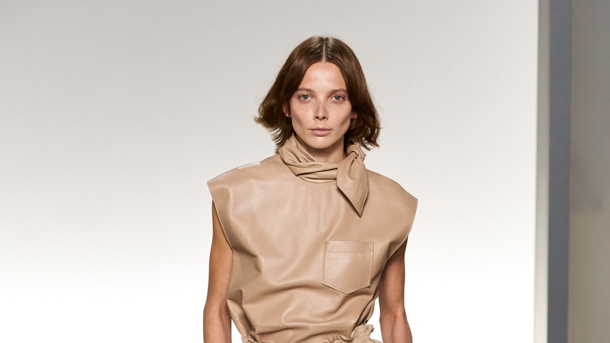 #Givenchy Spring 2020 Ready-to-Wear #Fashion Show buff.ly/2ov54Cy via <a href="/voguemagazine/">Vogue Magazine</a>