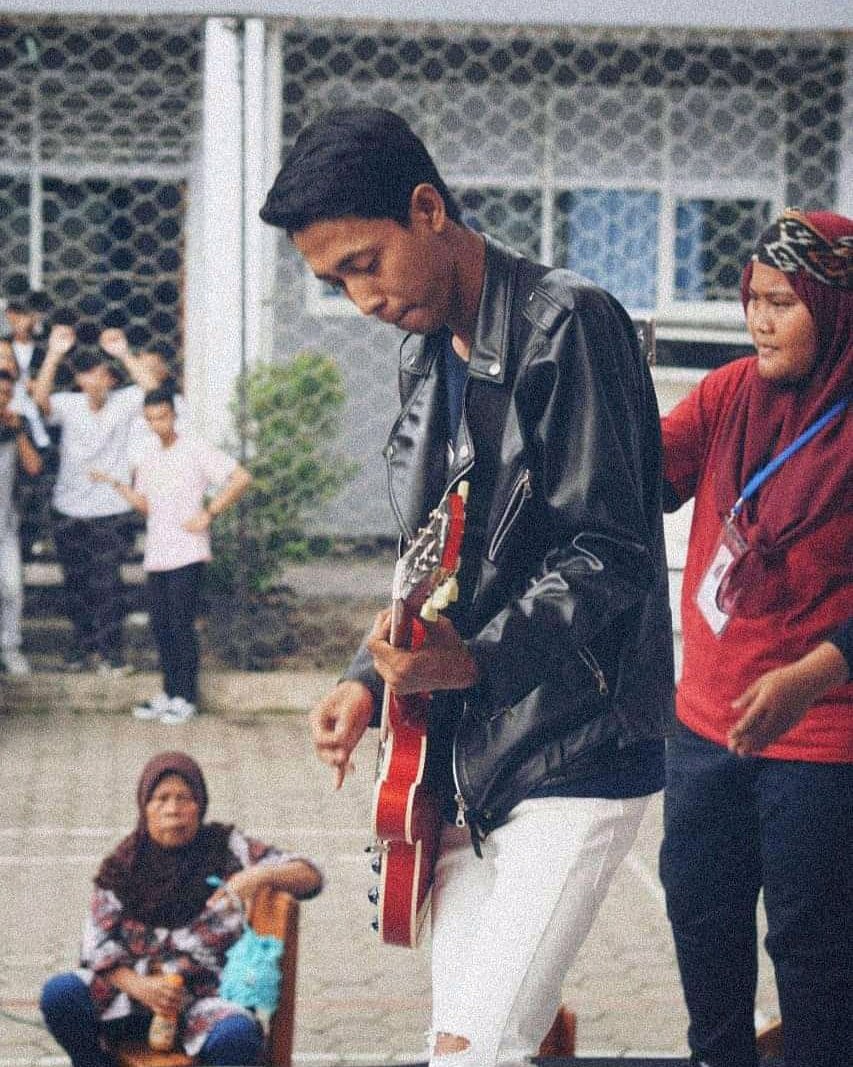 Selamat ulang tahun buat gitaris sekaligus pencipta lagu di LFM @piant_lfm 
Semoga makin jadi yang terbaik buat kedepan nyam dan tetapnl solid pastinya🙏🙏