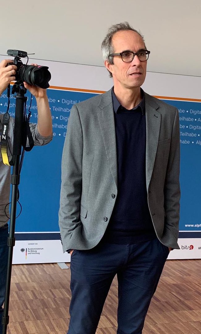 helliwood's tweet photo. Ulrich Raiser von der #Senatsverwaltung für #Bildung, Jugend & Familie Berlin sagt in seinem Grußwort: „Mein Tipp ist einfach mehr Mut zu haben.“ #Dialogforum #AlphaElement #AlphaDekade #Alphabetisierung #Grundbildung https://t.co/7ldRy4B0qA