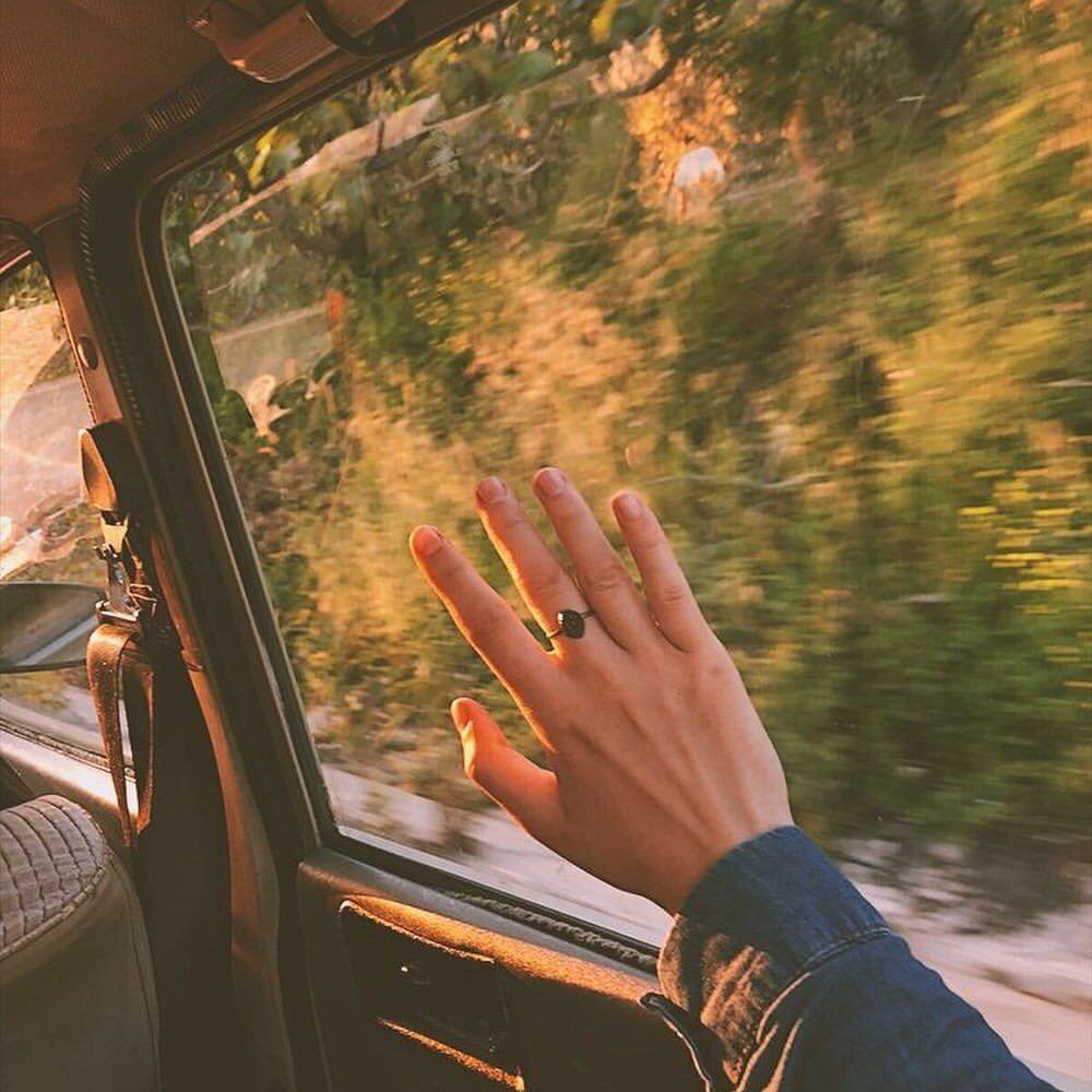 "وما جُرمي سوى بالحلمِ أنِّي
صغيرُ العمرِ أرهقني التمنّي"